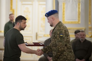 Президент вручив найвищі державні нагороди воїнам і родинам загиблих Героїв України