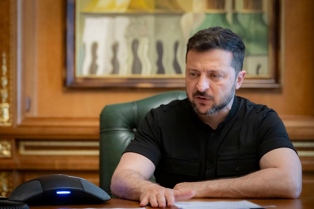 Prezydent Ukrainy Volodymyr Zelensky prowadzi rozmowę telefoniczną z premierą Al...