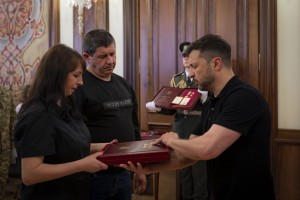 У День Сил спеціальних операцій Володимир Зеленський зустрівся з воїнами ССО й рідними загиблих Героїв та вручив державні нагороди, 27 травня 2025 року.
