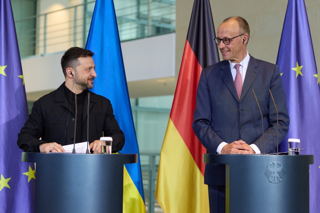 Durante l'incontro a Berlino, il presidente dell'Ucraina Volodymyr Zelensky e il...