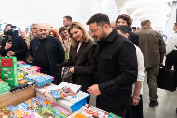 The President and First Lady Visit the “Book Arsenal” Festival and Purchase Books