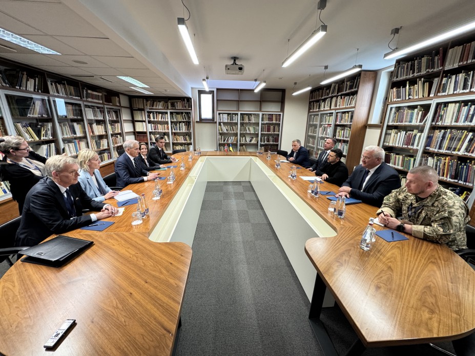 Der Präsident der Ukraine Volodymyr Zelensky traf sich mit dem Premierminister v...