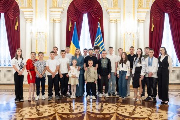 Volodymyr Zelenskyy and Olena Zelenska Present the First “Future of Ukraine” Awards to Children
