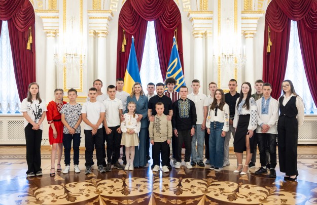 Volodymyr Zelenskyy and Olena Zelenska Present the First “Future of Ukraine” Awards to Children