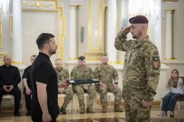 Президент вручив найвищі державні нагороди захисникам України і родинам загиблих Героїв