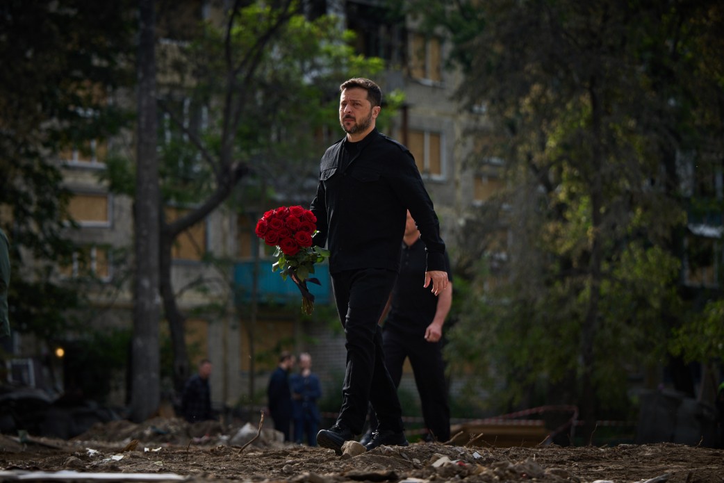 Präsident der Ukraine Volodymyr Zelensky an der Stelle eines russischen Angriffs...