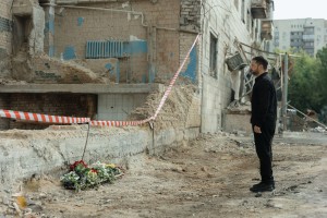 Володимир Зеленський на місці російської атаки по житловому будинку в Солом’янському районі Києва вшанував пам’ять загиблих, 19 червня 2025 року.