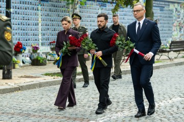 Президент і перша леді України разом із Президентом Польщі вшанували памʼять полеглих українських воїнів