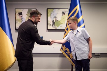 Volodymyr Zelenskyy Presents “Future of Ukraine” Award to 11-Year-Old Danish Volunteer Jens Fogh Thomsen
