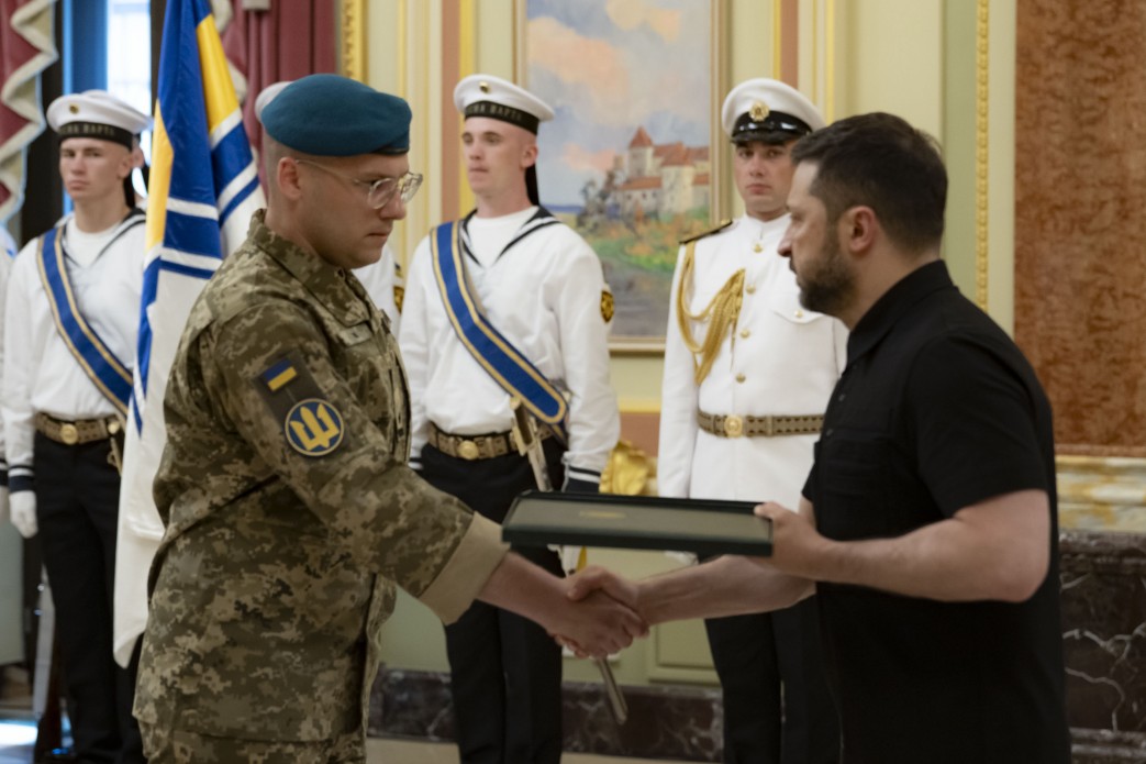 Президент зустрівся з воїнами ВМС та відзначив їх державними нагородами