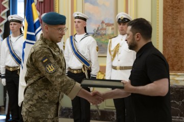 Президент зустрівся з воїнами ВМС та відзначив їх державними нагородами