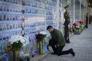 У День Української державності Президент Володимир Зеленський вшанував пам’ять полеглих українських захисників і захисниць, 15 липня 2025 року.