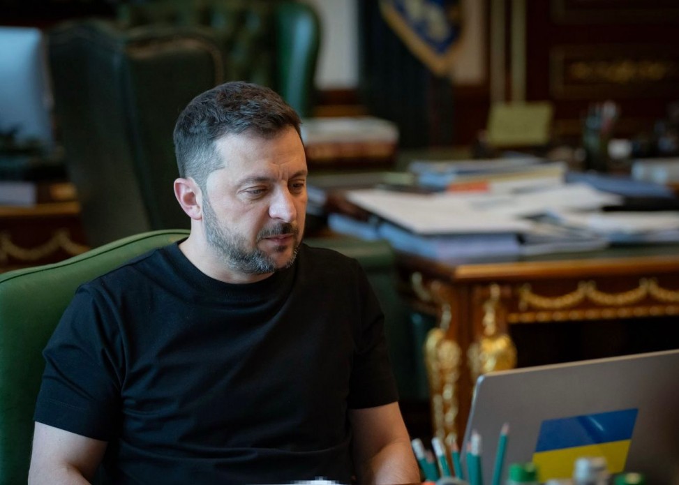Le président de l'Ukraine Volodymyr Zelensky a une conversation téléphonique ave...