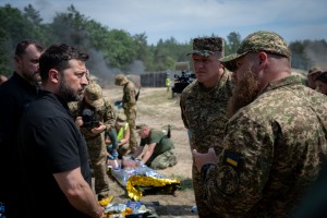 На навчально-тренувальних локаціях Національної гвардії Президенту Володимиру Зеленському показали, як проходять підготовку воїни НГУ, 25 липня 2025 року.