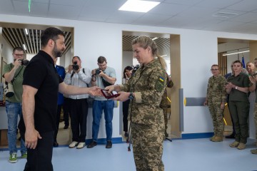 Президент привітав медиків із професійним святом і відзначив їх державними нагородами