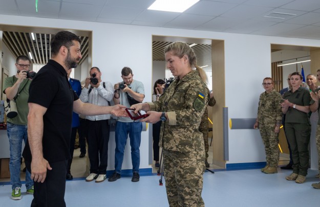 Президент привітав медиків із професійним святом і відзначив їх державними нагородами