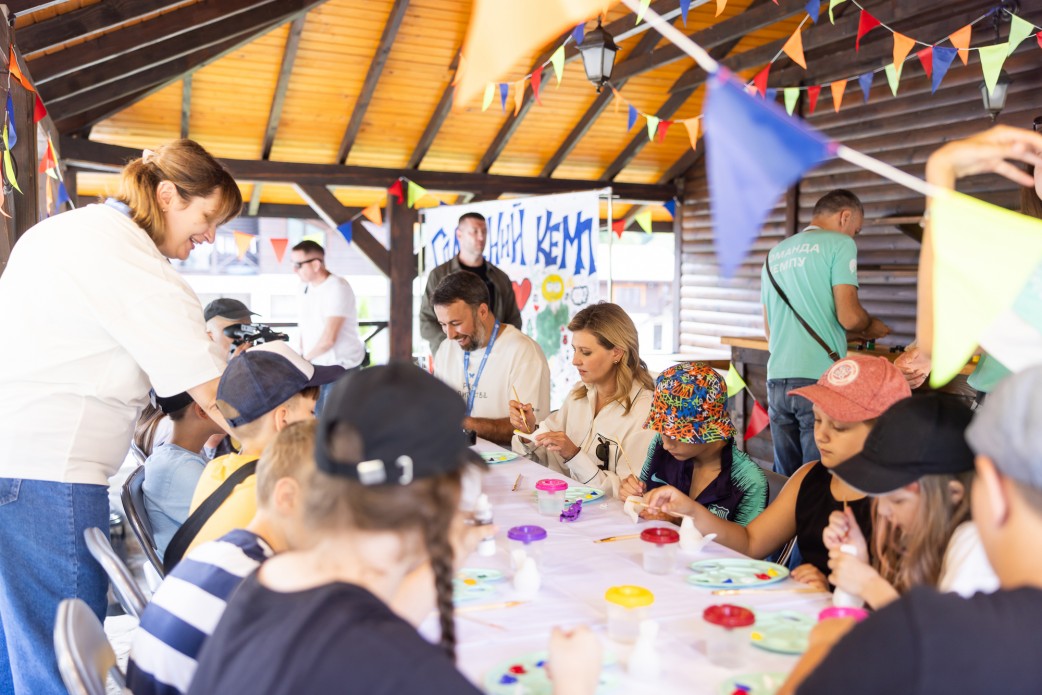 La Primera Dama de Ucrania, junto con el equipo de la Fundación de Elena Zelensk...