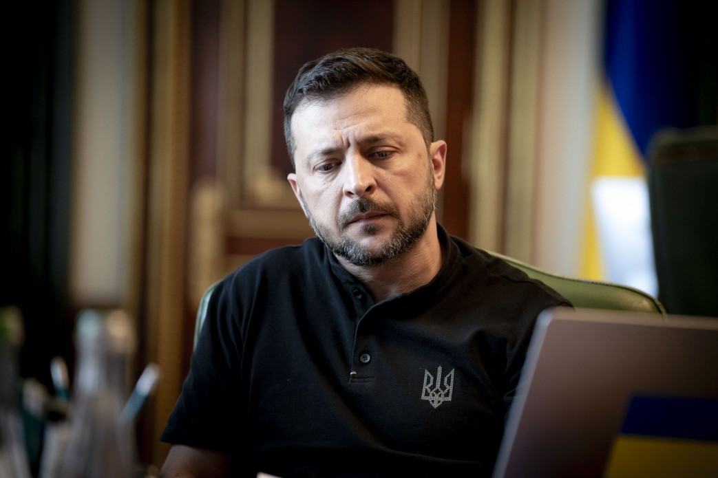 Prezydent Ukrainy Volodyr Zelensky prowadzi rozmowę telefoniczną z premierem Wie...