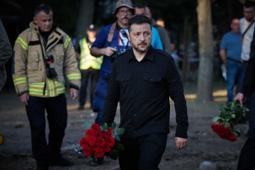 Президент ушанував пам’ять загиблих на місці російського удару в Києві 