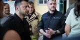 Президент Володимир Зеленський ушанував пам’ять загиблих на місці російського удару по багатоповерхівці у Святошинському районі Києва, 1 серпня 2025 року.