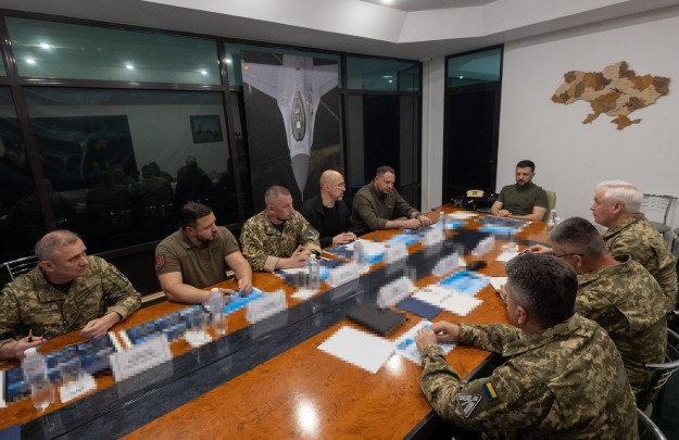 President Held a Meeting on the Air Force Development Strategy and Appointed a New Air Force Commander