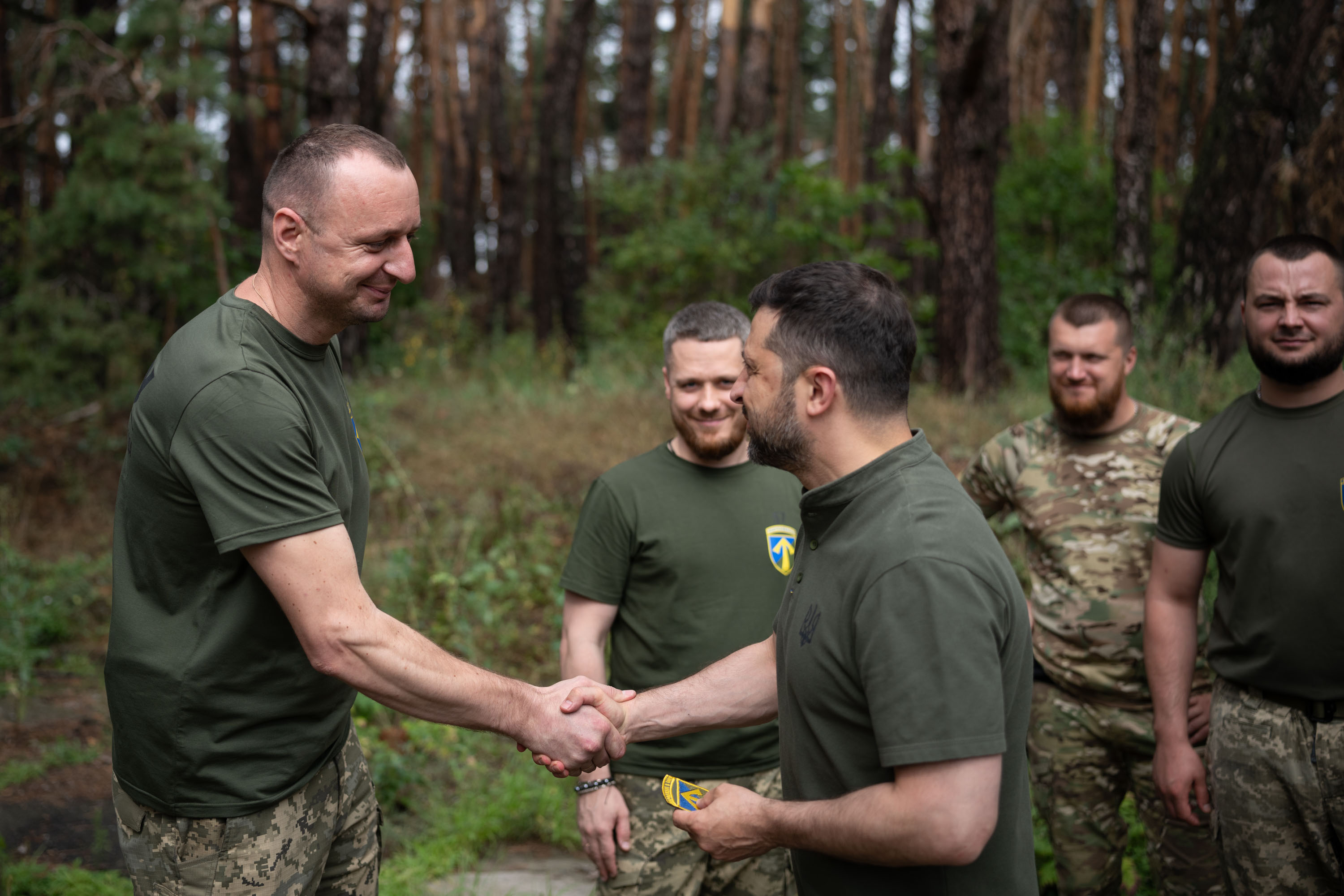 Президент зустрівся з воїнами, які захищають Україну на Харківщині, 4 серпня 2025 року.