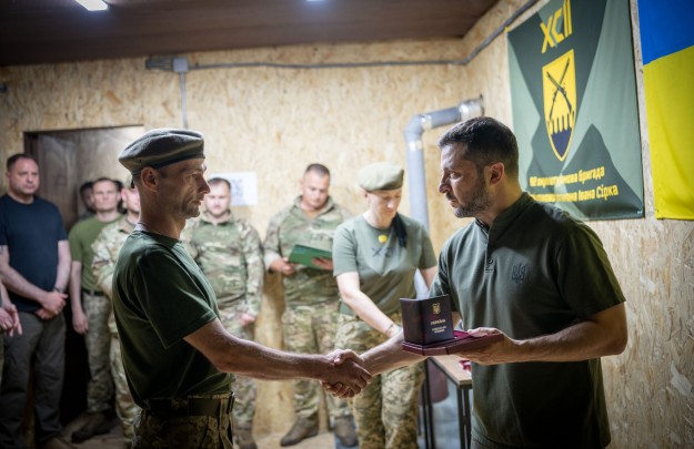 Володимир Зеленський поспілкувався з воїнами 92 ОШБр ім. кошового отамана Івана Сірка та відзначив їх державними нагородами  