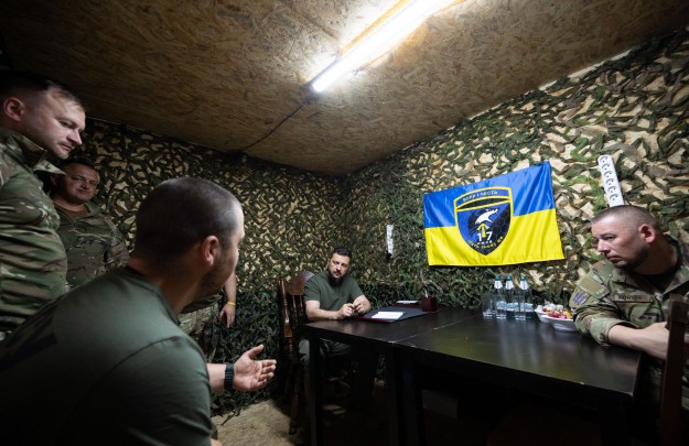 Президент зустрівся з воїнами, які захищають Україну на Вовчанському напрямку