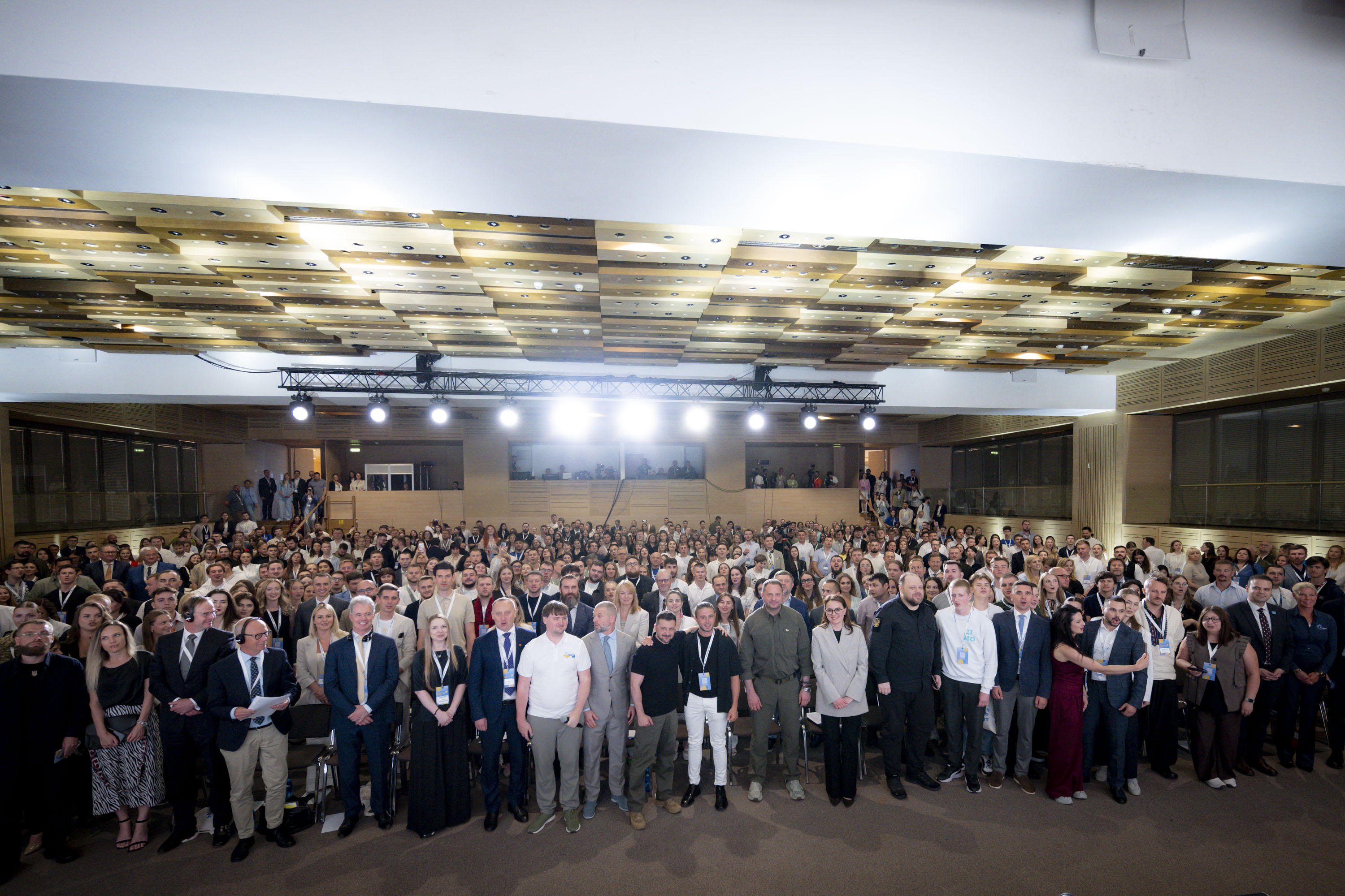 Президент Володимир Зеленський зустрівся з учасниками Українського молодіжного форуму, 12 серпня 2025 року.