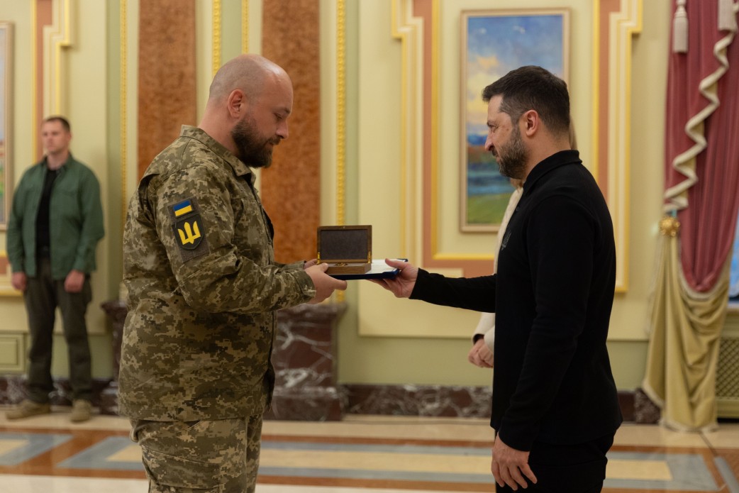 Le président de l'Ukraine Volodymyr Zelensky a remis le prix 