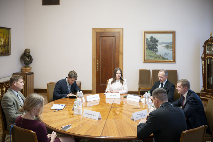 В Офісі Президента обговорили з представником Форін офісу Великої Британії гарантії безпеки для України thumbnail