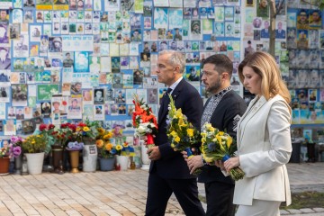 In Kyiv, the President and First Lady of Ukraine and the Prime Minister of Canada Paid Tribute to the Fallen Warriors