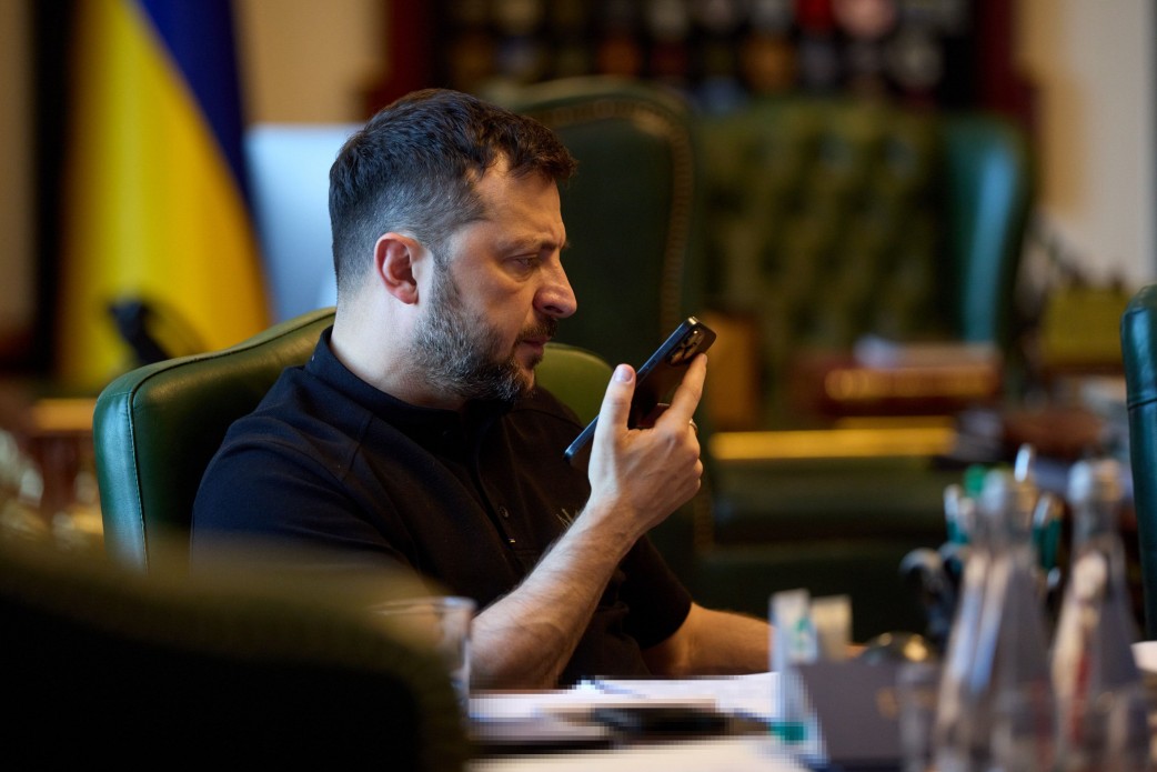 Il presidente dell'Ucraina Volodymyr Zelensky ha una conversazione telefonica co...
