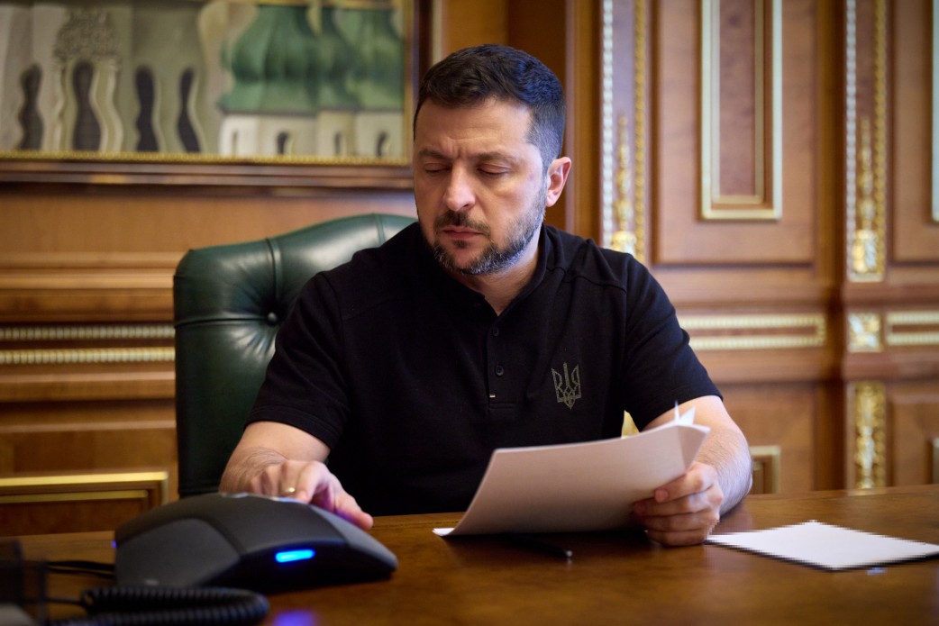 Präsident der Ukraine Volodymyr Zelensky führt ein Telefongespräch mit türkische...