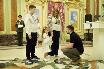 Президент вручив сертифікати на отримання квартир Героям України та рідним загиблих Героїв
