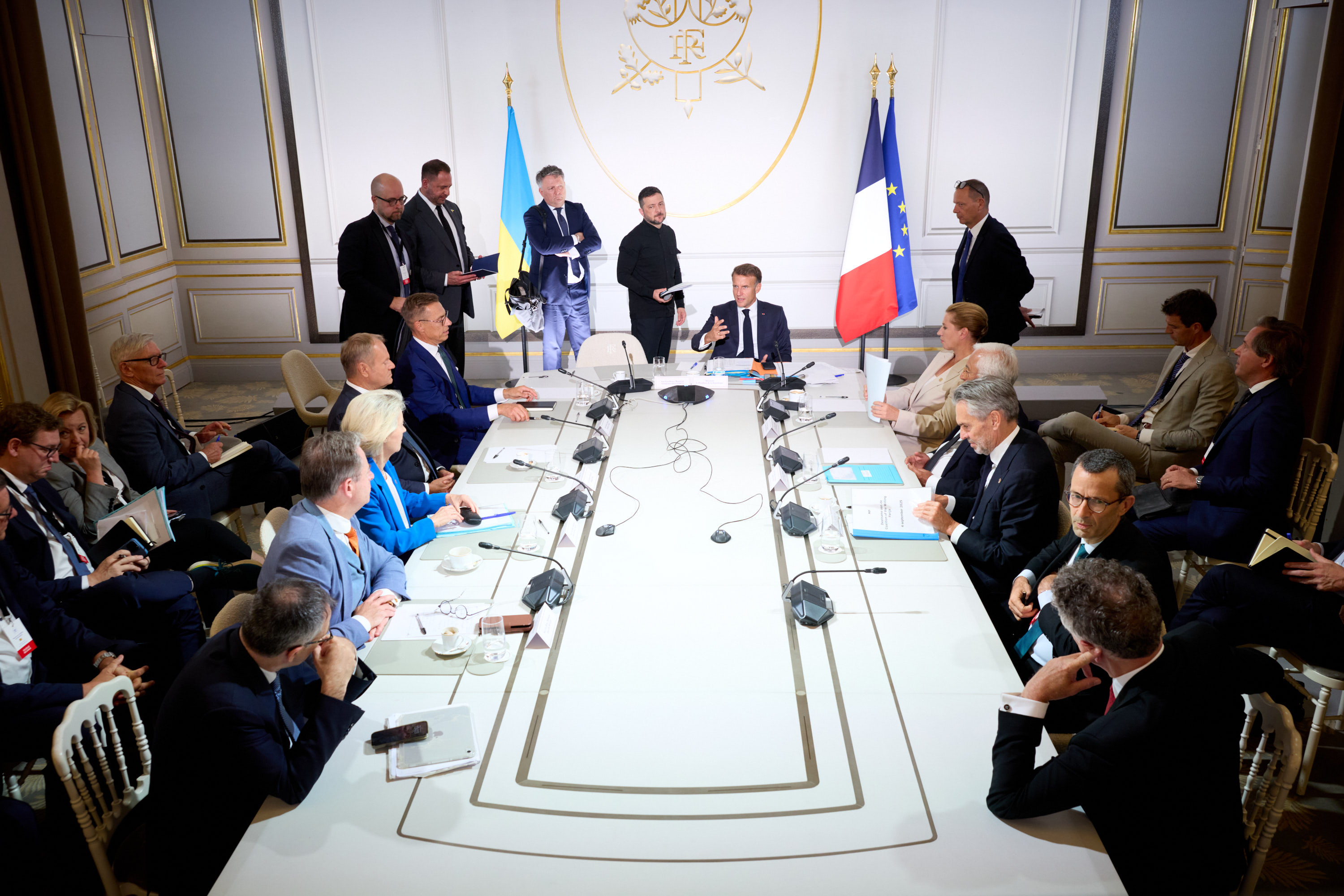 У Парижі Президент України Володимир Зеленський узяв участь у зустрічі коаліції охочих, яку організував Президент Франції Емманюель Макрон, 4 вересня 2025 року.