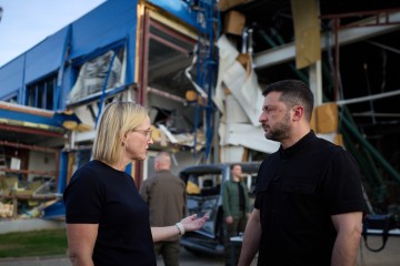 Володимир Зеленський поспілкувався з представниками американського підприємства, зруйнованого внаслідок російського ракетного удару