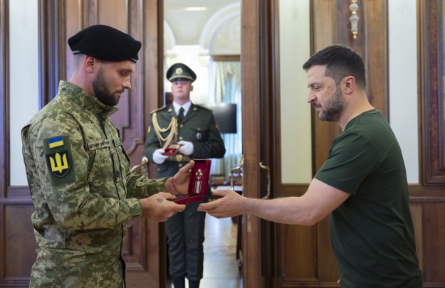 Володимир Зеленський привітав воїнів-танкістів із Днем танкових військ і відзначив їх державними нагородами