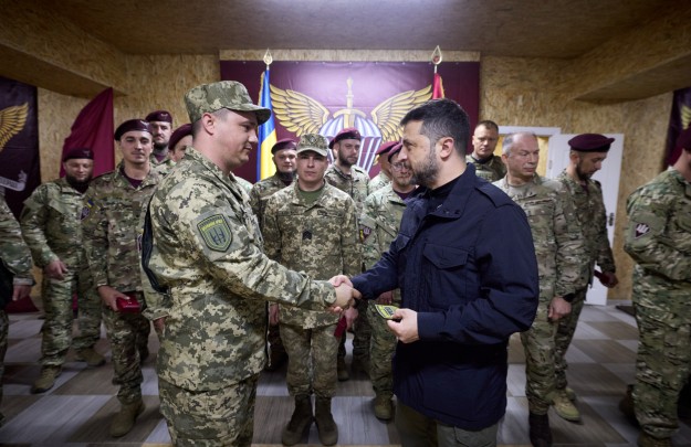 Президент відзначив державними нагородами воїнів, які беруть участь у Добропільській контрнаступальній операції