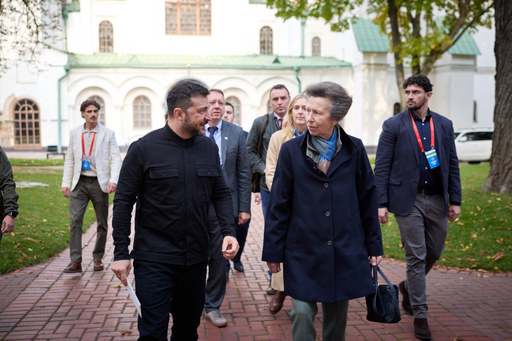 El presidente Volodymyr Zelenskyy se reunió con la Royal Princess Anna, quien es...