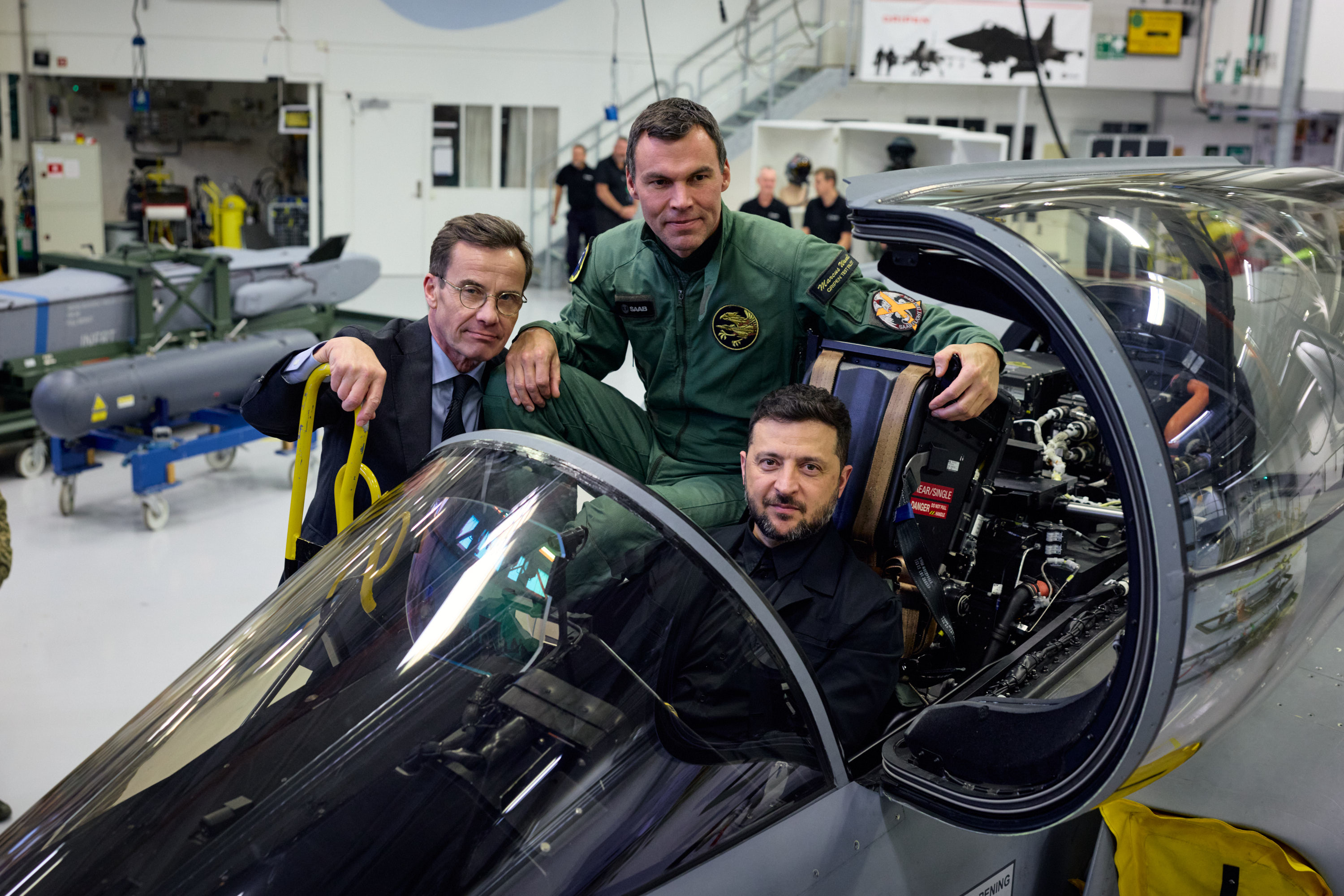 В аеропорту шведського Лінчепінга Президент України Володимир Зеленський та Прем’єр Швеції Ульф Крістерссон побачили можливості літаків «Гріпен», 22 жовтня 2025 року.