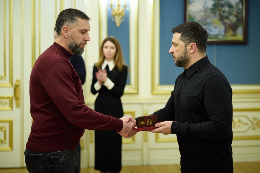 Prezydent Ukrainy Wołodymyr Zełenski podpisał dekret przyznający odznaczenia pań...