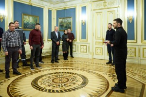 Президент відзначив державними нагородами енергетиків, які відновлюють електропостачання після російських обстрілів, 28 жовтня 2025 року.