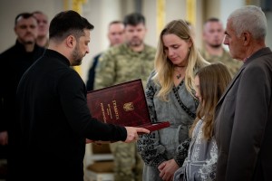 Президент України відзначив найвищими державними нагородами українських воїнів і передав ордени «Золота Зірка» рідним загиблих Героїв, 1 листопада 2015 року.