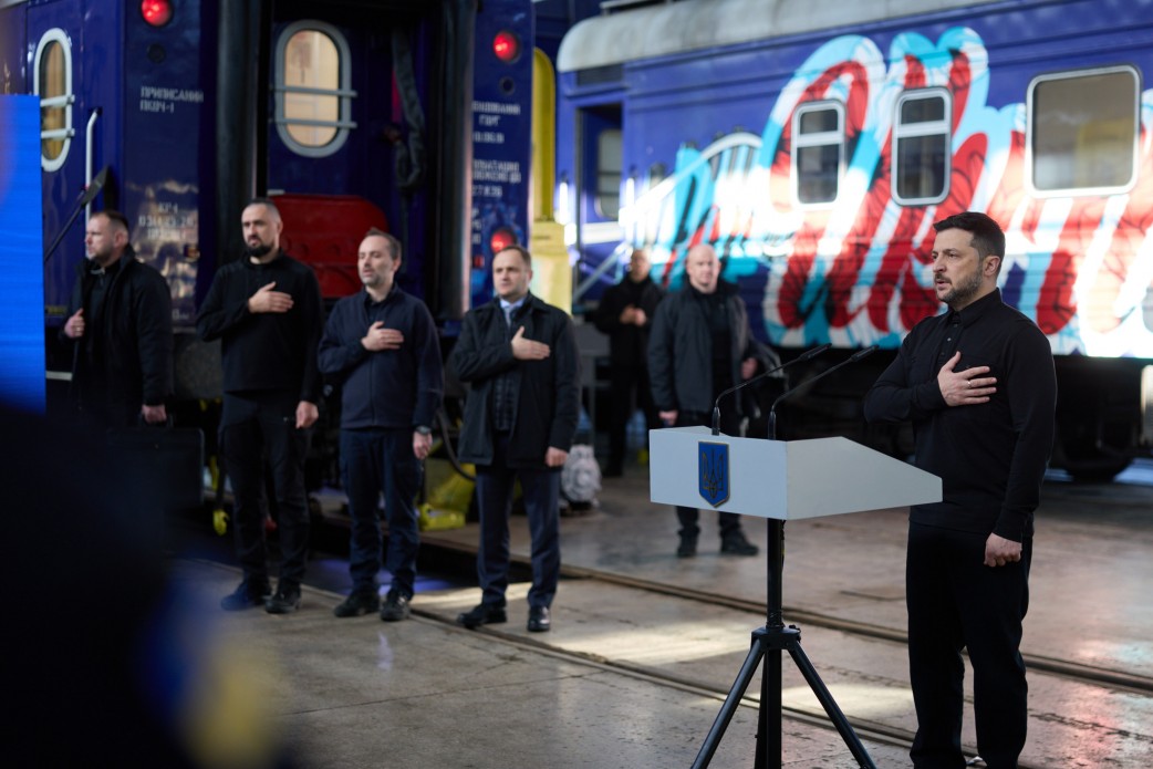 Президент зустрівся з працівниками й працівницями Укрзалізниці та привітав їх із професійним святом Президент зустрівся з працівниками й працівницями Укрзалізниці та привітав їх із професійним святом