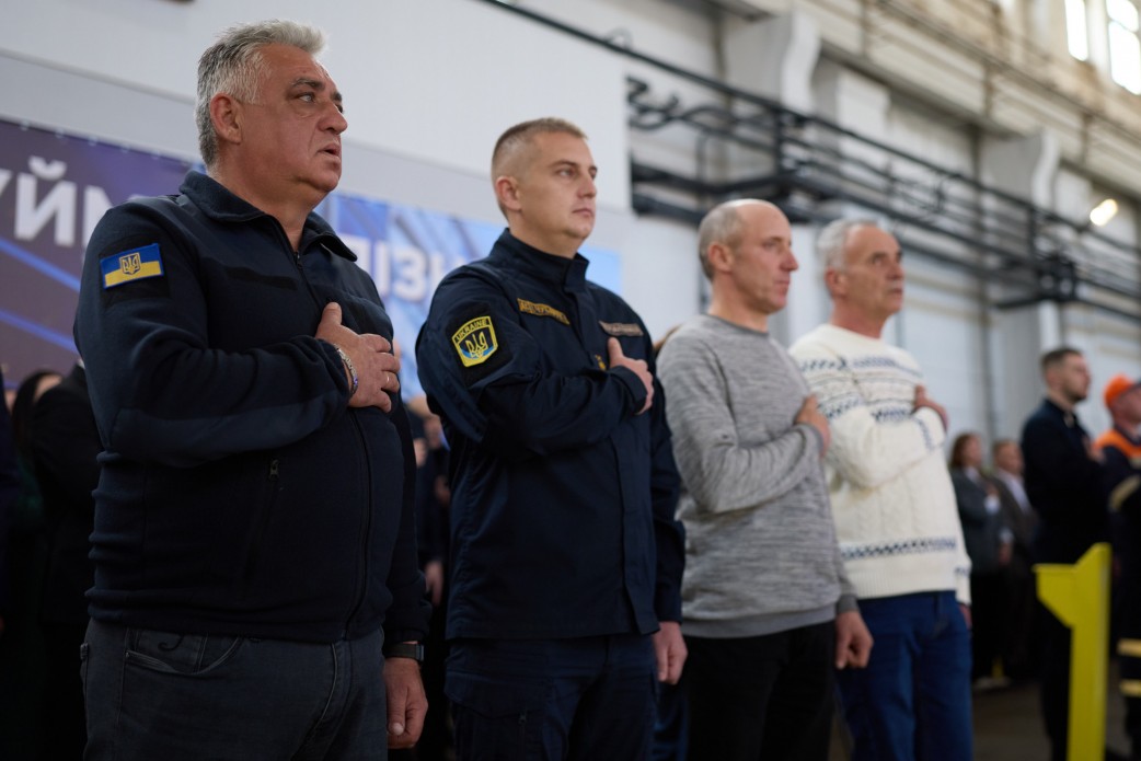 Президент зустрівся з працівниками й працівницями Укрзалізниці та привітав їх із професійним святом Президент зустрівся з працівниками й працівницями Укрзалізниці та привітав їх із професійним святом