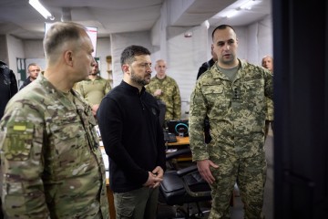 Президент заслухав доповідь про ситуацію в районі Покровська та відзначив воїнів нагородами на пункті управління 7-го корпусу швидкого реагування ДШВ