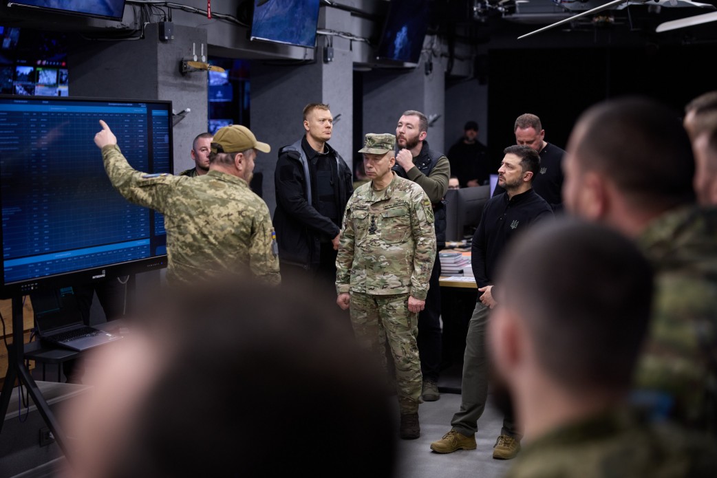 Розвиток Сил безпілотних систем і власне виробництво дронів – Володимир Зеленський заслухав доповідь командувача СБС на основному командному пункті 414-ї бригади «Птахи Мадяра» Розвиток Сил безпілотних систем і власне виробництво дронів – Володимир Зеленський заслухав доповідь командувача СБС на основному командному пункті 414-ї бригади «Птахи Мадяра»