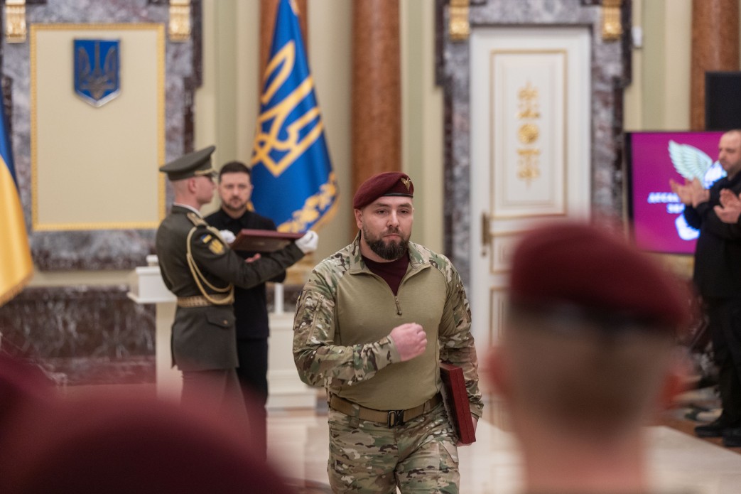 Президент привітав воїнів Десантно-штурмових військ ЗСУ з професійним святом і відзначив їх державними нагородами Президент привітав воїнів Десантно-штурмових військ ЗСУ з професійним святом і відзначив їх державними нагородами