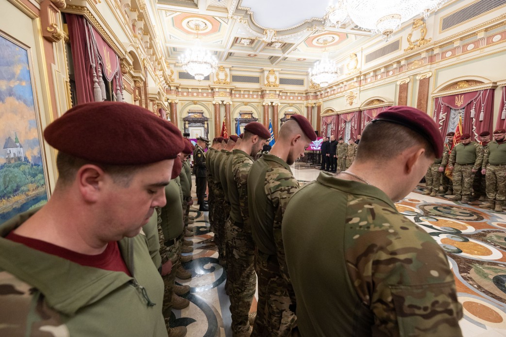 Президент привітав воїнів Десантно-штурмових військ ЗСУ з професійним святом і відзначив їх державними нагородами Президент привітав воїнів Десантно-штурмових військ ЗСУ з професійним святом і відзначив їх державними нагородами